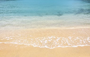 Kumlu sahilde denizin yumuşak dalgası