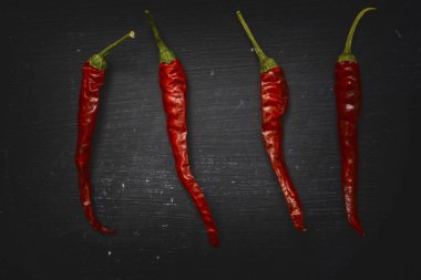 Siyah zemin üzerine kırmızı kuru kırmızı biber