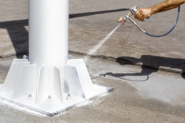 Worker painting metal construction with airbrush — Stock Photo, Image