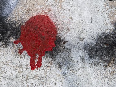 Duvarda kırmızı leke