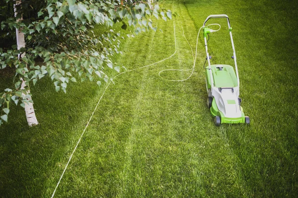 Arka bahçede çim biçme makinesi — Stok fotoğraf