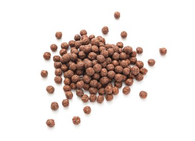 Beyaz arka planda çikolatalı mısır topları