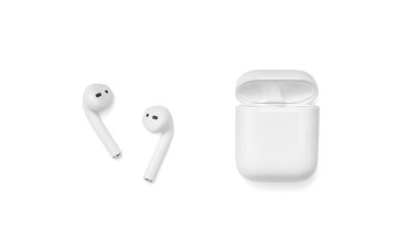 Belgrad, Sırbistan - Temmuz 2020. Apple Airpod 2 beyaz arka planda. Kablosuz kulaklık ve şarj çantası, kırpma yolu da dahil.