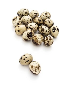 Beyaz arka planda izole edilmiş bıldırcın yumurtaları