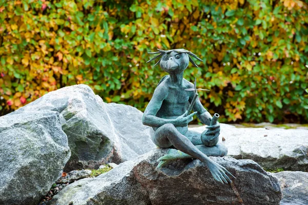 Japon nehir şeytanı Kappa - kayanın üzerinde oturan bronz yaratık — Stok fotoğraf