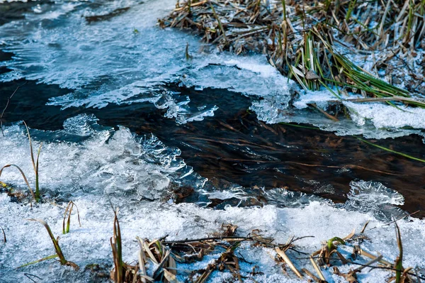溪流上覆盖着浮冰 还有蓝色的影子 — 图库照片