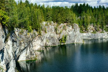 Ruskeala Dağ Parkı, Karelia, Rusya 'daki terk edilmiş mermer ocağının kanyon ve göl manzarası
