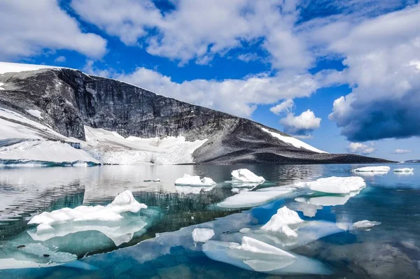 Λίμνη Παγετώνα Στους Πρόποδες Του Galdhpiggen — Φωτογραφία Αρχείου