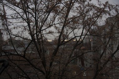 Pencereden gün batımı görünümü