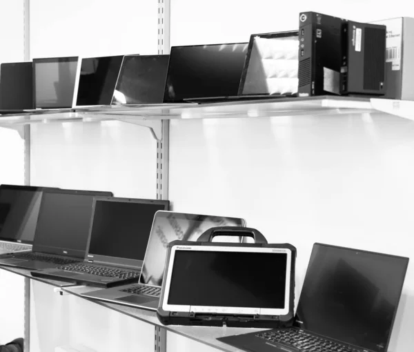 Комп'ютерний магазин, ноутбук, концепція — стокове фото