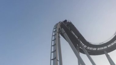 Uçuruma düşmek. Eğlence Parkı İtalya. En korkunç cazibe. Uçuruma düşmek. Kendiniz deneyin! Bu tepe üzerinde bir seyehatten sonra tekrar tekrar binmek isteyeceksiniz.