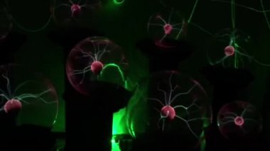 Elektrik büyüsü. Elektrik deşarj kendi gözlerimizle görebiliriz. Bu çok güzelmiş. Gerçek sihir!
