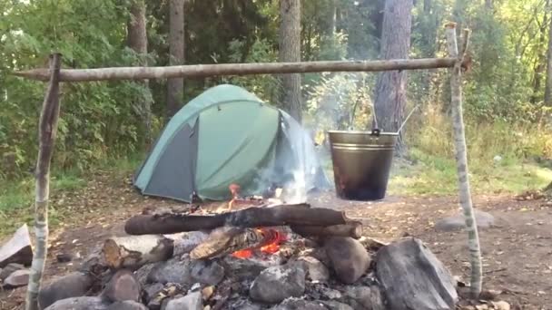 2018年夏天俄罗斯 卡累利阿共和国 我们是来打猎和钓鱼的 在火上做饭 周围是非常美丽的 不错的住宿体验 在画面中 你看到了一个帐篷 一片森林和一片大火 我们用了慢镜头 — 图库视频影像