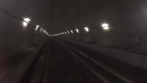 地下鉄の電車のフロント ガラスを介して表示します イタリアの地下鉄ツアー 電車は ドライバー コントロールせずに移動します が最初の車を取得し 地下鉄トンネルの窓から見る — ストック動画