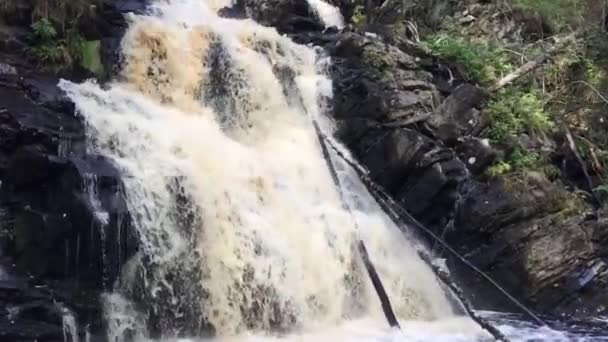 Cascade. Vue latérale. Cascade. Vue latérale. Il est situé sur le territoire de la République de Carélie, en Russie. Le tournage a eu lieu à l'été 2018. Type de tournage - lent. La cascade est très belle, elle existe toute l'année, située  