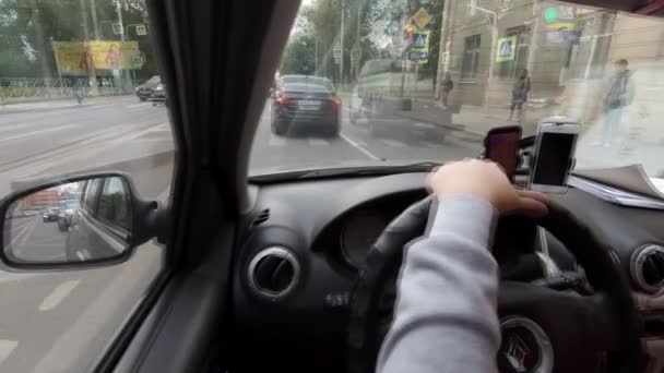 Sürücü Araba Kullanıyor Araba Şehir Otoyola Çıkar — Stok video