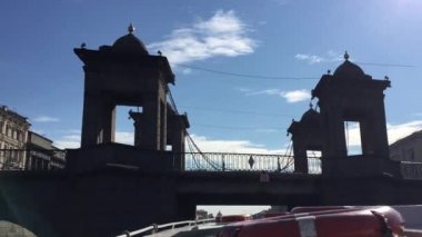 Teknenin hangi orada taş kuleleri ve metal zincir köprü altında yelken.