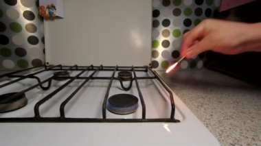 Gaz için ateşe. Ağır çekim.