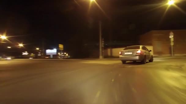 Νύχτα Πόλη Αυτοκίνητο Κινείται Επί Της Οδού Και Στρίβει Δεξιά — Αρχείο Βίντεο