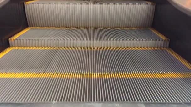 Escalera Mecánica Hombre Cae Escalera Mecánica — Vídeos de Stock