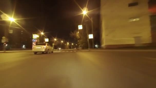 Coche Mueve Por Carretera Nocturna Pasando Intersección Señal Verde Del — Vídeos de Stock