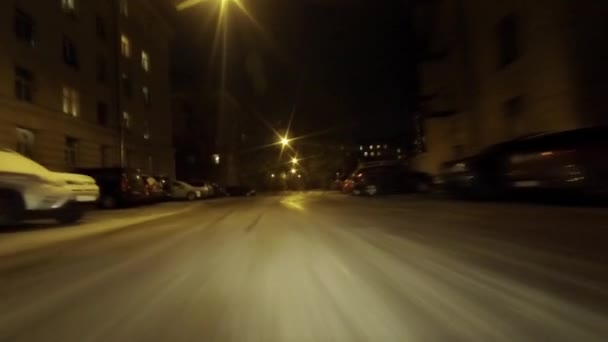 灯在亮 汽车在院子里开着经过房子 在路上 在机器上下雪 — 图库视频影像