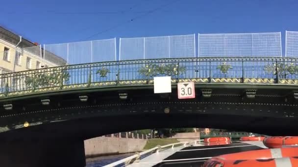 Boot Drijft Onder Brug Ziet Brug Binnenstebuiten Mooie Elementen Van — Stockvideo