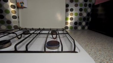 Bir adam için gaz ateşe verir. Yüksek çözünürlükte 4k kamera çekimleri.