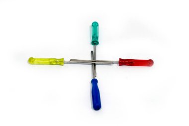 Onarım için dört renkli parlak metal ve plastik alet tornavida