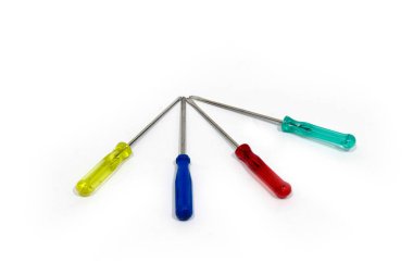 Onarım için dört renkli parlak metal ve plastik alet tornavida