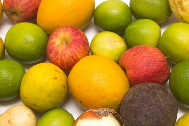 Beyaza izole edilmiş egzotik meyve çeşitleri