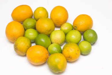 Beyaza izole edilmiş egzotik meyve çeşitleri