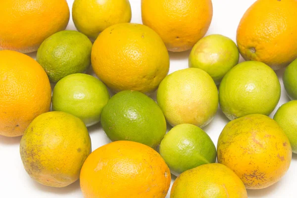 Beyaza izole edilmiş egzotik meyve çeşitleri