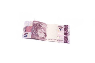 Brezilya parası beyaz arka planda izole edilmiş. Reais (Gerçek) adlı faturalar).