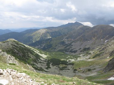 Bulutlu gökyüzü ile Slovakya'da Dağları