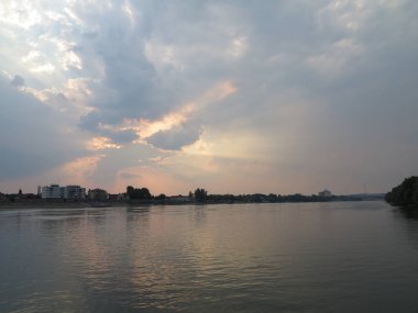 Tuna Nehri Macaristan üzerinden günbatımı