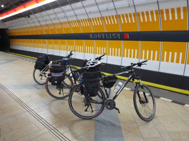 Uderground istasyonunda Prag'da üç Bisiklet