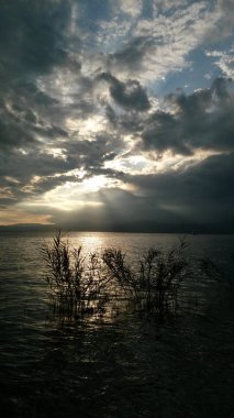 Günbatımı üzerinde Alps yakınındaki kuzey İtalya büyük göl