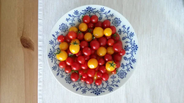 발코니는 장식된 접시에 토마토를 — 스톡 사진