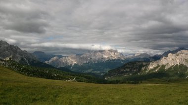 Bulutlu gökyüzü ile Alpleri'nde Vadisi