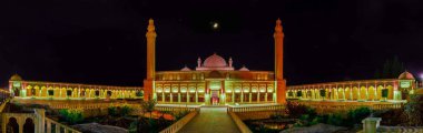 Şamahı Cuma Camii Azerbaycan'ın en eski camisi. Caminin panoramik gece manzarası. Şamahı, Azerbaycan. 5.07.2018