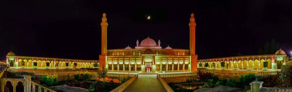Şamahı Cuma Camii Azerbaycan'ın en eski camisi. Caminin panoramik gece manzarası. Şamahı, Azerbaycan. 5.07.2018