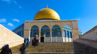 Kudüs, Filistin. Altın Kubbe ve Mescid-i Aksa, İslam'ın üçüncü camisi. Filistin, batı duvarı ve tapınak dağ bölgesi. Caminin önündeki insanlar. Kudüs, Filistin. 21.02.2019