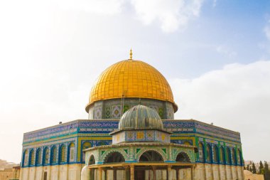 Kudüs, Filistin. Altın Kubbe ve Mescid-i Aksa, İslam'ın üçüncü camisi. Filistin, batı duvarı ve tapınak dağ bölgesi. Caminin önündeki insanlar. Kudüs, Filistin. 21.02.2019