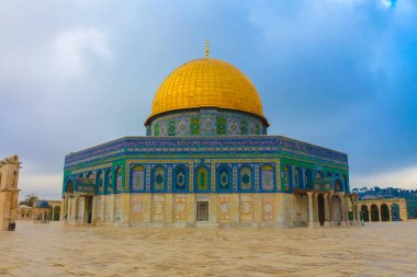 Kudüs, Filistin. Altın Kubbe ve Mescid-i Aksa, İslam'ın üçüncü camisi. Filistin, batı duvarı ve tapınak dağ bölgesi. Caminin önündeki insanlar. Kudüs, Filistin. 21.02.2019