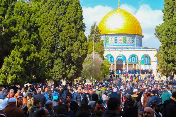 Kudüs, Filistin. Altın Kubbe ve Mescid-i Aksa, İslam'ın üçüncü camisi. Filistin, batı duvarı ve tapınak dağ bölgesi. Caminin önündeki insanlar. Kudüs, Filistin. 21.02.2019
