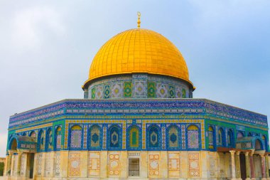 Kudüs, Filistin. Altın Kubbe ve Mescid-i Aksa, İslam'ın üçüncü camisi. Filistin, batı duvarı ve tapınak dağ bölgesi. Caminin önündeki insanlar. Kudüs, Filistin. 21.02.2019