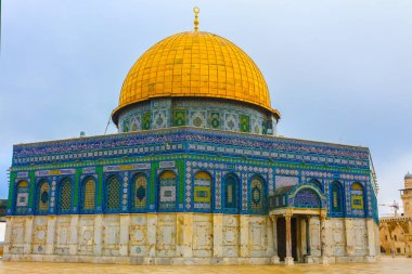 Kudüs, Filistin. Altın Kubbe ve Mescid-i Aksa, İslam'ın üçüncü camisi. Filistin, batı duvarı ve tapınak dağ bölgesi. Caminin önündeki insanlar. Kudüs, Filistin. 21.02.2019