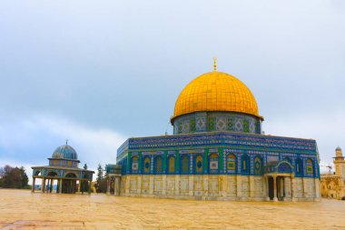 Kudüs, Filistin. Altın Kubbe ve Mescid-i Aksa, İslam'ın üçüncü camisi. Filistin, batı duvarı ve tapınak dağ bölgesi. Caminin önündeki insanlar. Kudüs, Filistin. 21.02.2019