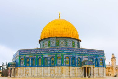 Kudüs, Filistin. Altın Kubbe ve Mescid-i Aksa, İslam'ın üçüncü camisi. Filistin, batı duvarı ve tapınak dağ bölgesi. Caminin önündeki insanlar. Kudüs, Filistin. 21.02.2019